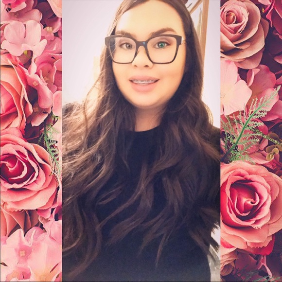 Meet your Posher, Jenn - Picture 2 of 2